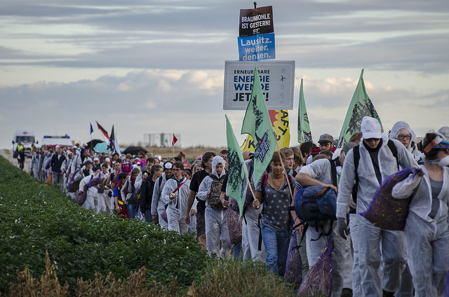 Mit dem gelben Finger durch die Wiesen, Foto 350.org