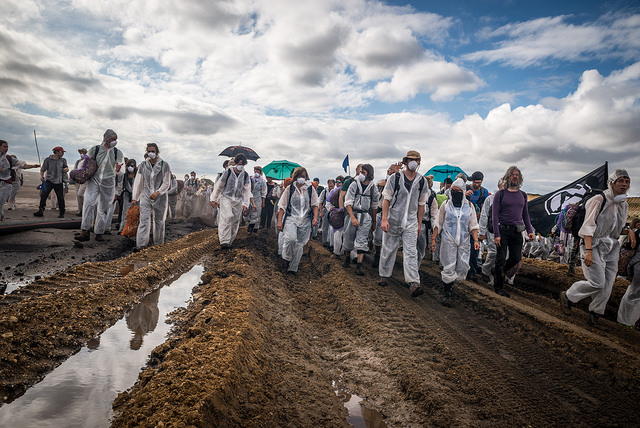Blauer Finger in der Grube, Foto 350.org