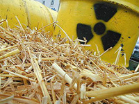 Atomm&uuml;llfass im Stroh